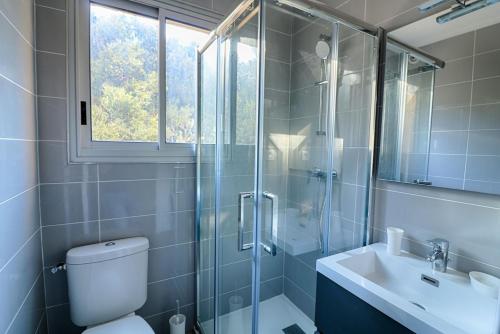 une salle de bain avec une douche, des toilettes et un lavabo dans l'établissement Beau studio Routes des Sanguinaires proche de la plage, à Ajaccio
