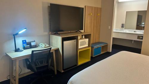 Days Inn by Wyndham Ridgecrest near China Lake Naval Stationにあるテレビまたはエンターテインメントセンター