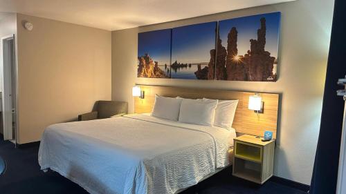 Days Inn by Wyndham Ridgecrest near China Lake Naval Stationにあるベッド