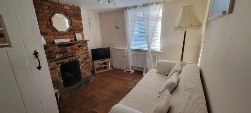 TV a/nebo společenská místnost v ubytování Bee Cottage