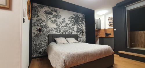 une chambre avec un lit avec un mur noir et blanc dans l'établissement Studio climatisé Place de Jaude Garage balcon tv wifi, à Clermont-Ferrand