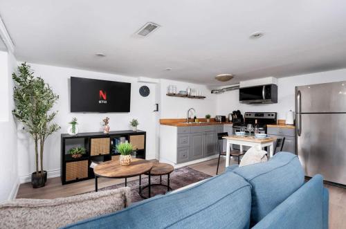 un soggiorno con un divano blu e una cucina di Private 2 Storey Home with 3BR-2BA by Queen West a Toronto