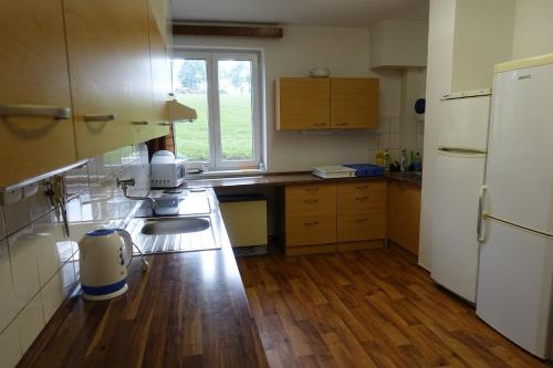 Una cocina o cocineta en Chaloupka Kořenov