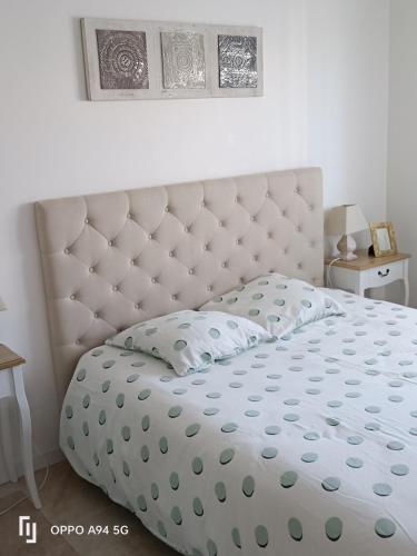 - un lit blanc avec une grande tête de lit dans une chambre dans l'établissement Maison Neuf en Provence, à Monteux