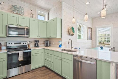 Η κουζίνα ή μικρή κουζίνα στο Walk to Beach Private Pool Golf Cart Friendly