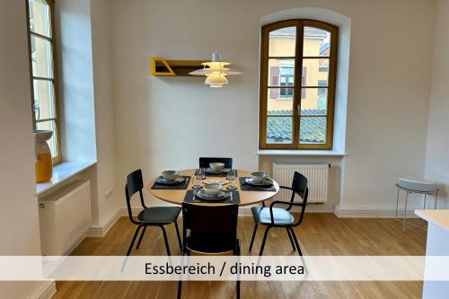 a dining room with a table and chairs at Neue90 - Fewo Saumagen, Weinstraße Kallstadt Pfalz in Kallstadt