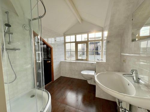 Ένα μπάνιο στο Bungalow in Holland by Water with Sauna