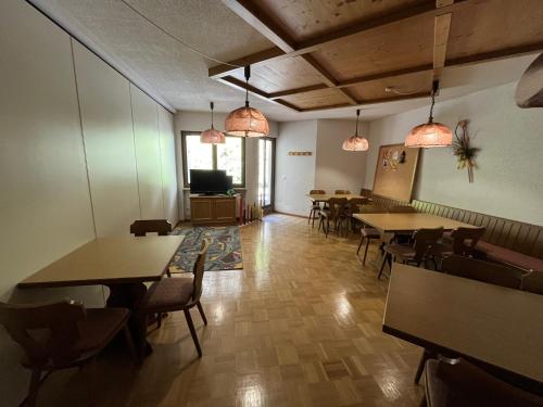 Posezení v ubytování Schwarzwald Apartment mit Sauna 2 Zimmer frisch renoviert