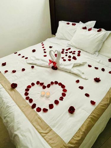 a bed with a heart made out of red roses at Hotel Yaocalli in San Martín de las Pirámides