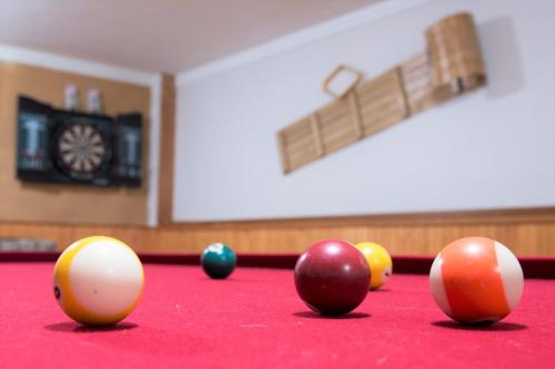 Бильярд в Relax at The Mountaintop Chalet