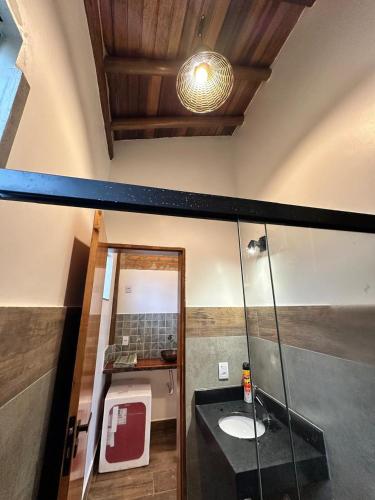 a bathroom with a sink and a mirror at Rancho Recanto da Serra in Delfinópolis