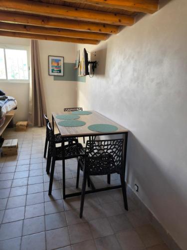une salle à manger avec une table et deux chaises dans l'établissement Le cabanon, à Taglio-Isolaccio