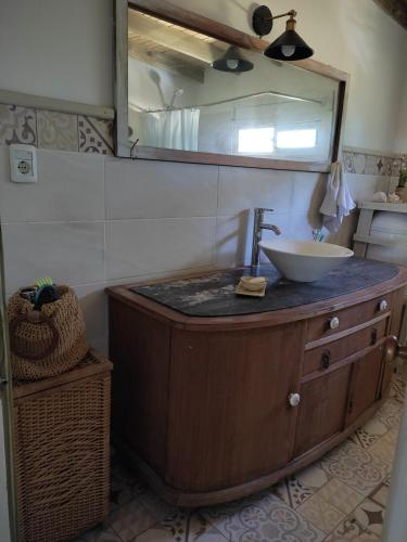 a bathroom with a sink and a mirror at Hermosa Cabaña a 400mt del mar in Rocha