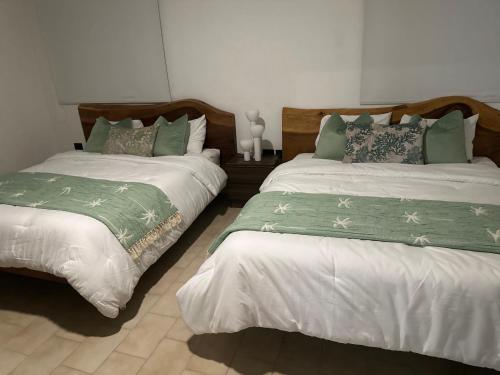 due letti uno accanto all'altro in una camera da letto di Villa Paz a La Romana