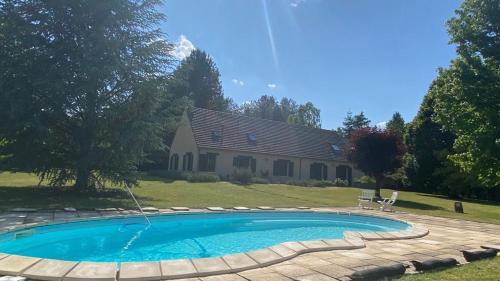 une piscine devant une maison dans l'établissement La Faisanderie à 5 min du Château de Chambord avec Grand Parc et Piscine, à Thoury