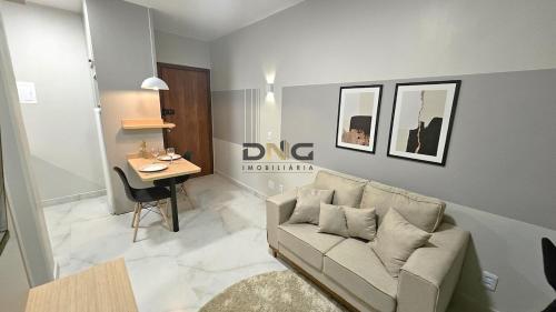 Una sala de estar con un sofá y un escritorio. en Green Park, Bloco G, apt 05 · Apartamento reformado SGAN 911, en Brasilia