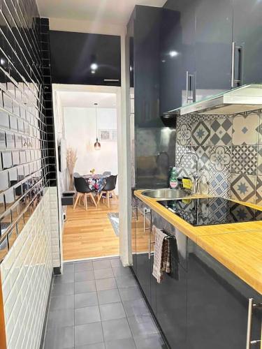 une cuisine avec un comptoir et une salle à manger dans l'établissement Amazing house near to saint lazar and Lafayette!, à Paris