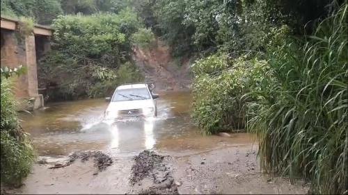 a car is driving through a flooded road at Rancho Recanto da Serra in Delfinópolis
