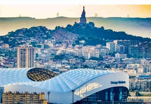 - une vue sur une ville avec un bâtiment dans l'établissement Jolie chambre équipée proche vélodrome mer, à Marseille