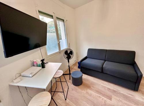 un salon avec un canapé et une table dans l'établissement Jolie chambre équipée proche vélodrome mer, à Marseille