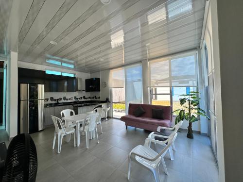 un soggiorno con divano, tavoli e sedie di Increible lugar de desconexion a Nariño