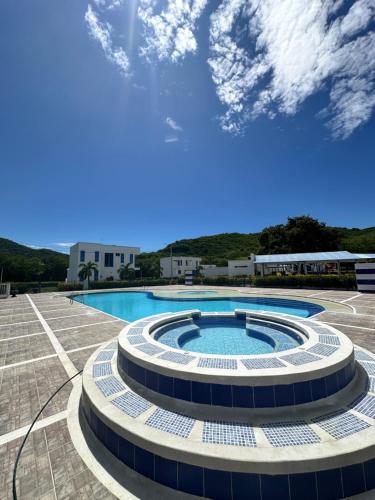 una piscina nel mezzo di un parcheggio di Increible lugar de desconexion a Nariño