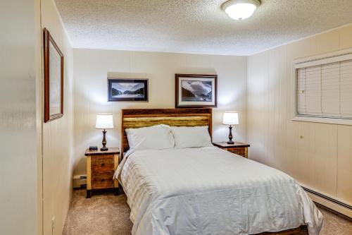 Un dormitorio con una cama y dos mesitas de noche con lámparas. en Riverside Retreat Cozy Fairbanks Home with View, en Fairbanks