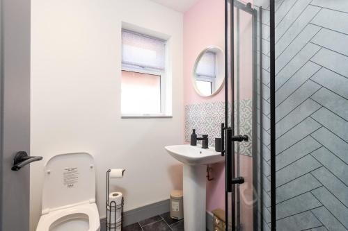 Koupelna v ubytování 2BR Flat, Free Parking, WiFi, Smart TV