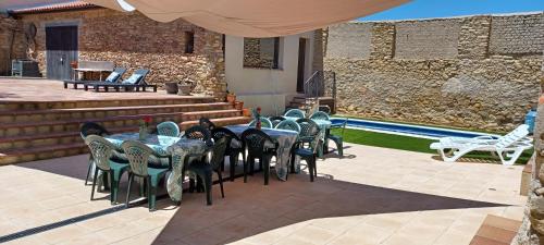 a group of tables and chairs on a patio at Damajuana in Villoslada