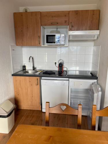 Η κουζίνα ή μικρή κουζίνα στο Grand appartement PEYRA'GOOD tout équipé linge de lit et de toilette inclus - 8 couchages - Station Peyragudes - Vue montagne - 2 balcons-terrasses