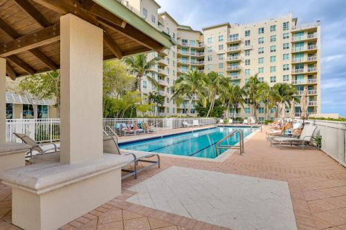 Πισίνα στο ή κοντά στο Resort Condo about 1 Mi to Boynton Beach Access!
