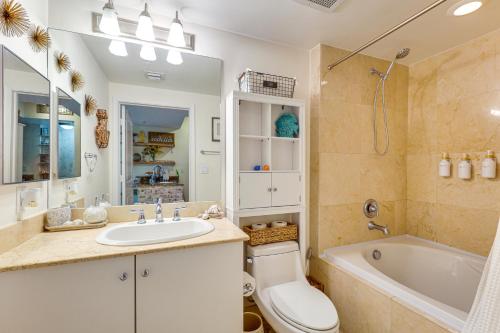 Ένα μπάνιο στο Resort Condo about 1 Mi to Boynton Beach Access!