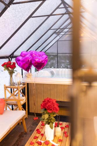 a room with a tub with flowers and balloons at Montebello Chalet in Porumbacu de Sus