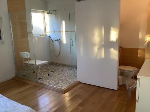 Saint-Médard-dʼAunisにあるWooden house with indoor poolのギャラリーの写真