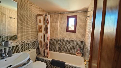 a bathroom with a sink and a toilet and a shower at Apartamento ideal a un paso de la playa in Playas de Vera