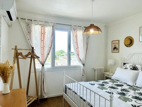 une chambre avec un lit et une fenêtre dans l'établissement Lys'Home-Charming apartment Sablettes Beach, à La Seyne-sur-Mer