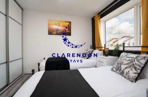 Katil atau katil-katil dalam bilik di Cozy 3BR with Free Parking
