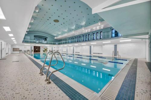 Πισίνα στο ή κοντά στο Relaxing Playhouse Square Apartment