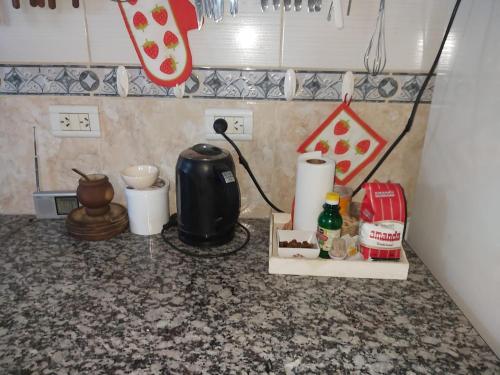 una encimera de cocina con cafetera. en Casablanca, en La Adela