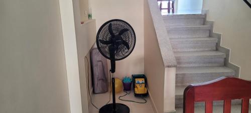 a fan in a room next to a staircase at Apto vista al mar en playa Rodadero in Santa Marta