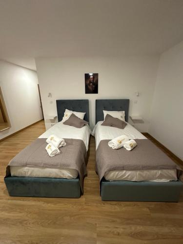 two beds sitting next to each other in a room at Figuras Mágicas in Trancoso