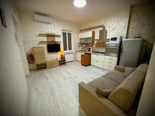 a living room with a couch and a kitchen at Casa Dolce Casa La Rustica in Rome