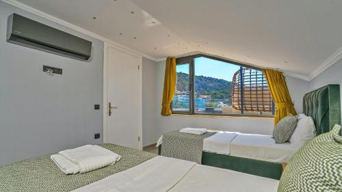 En eller flere senge i et værelse på Kalkan Kisla Bay Luxury Villa - 6440