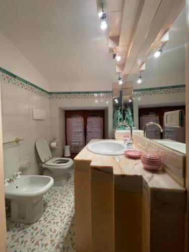 サルナーノにあるIl Borgo delle Sibille Albergo Diffusoの洗面台、トイレ、浴槽を備えたバスルーム