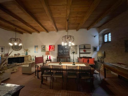 サルナーノにあるIl Borgo delle Sibille Albergo Diffusoのテーブルと椅子のある広いリビングルーム