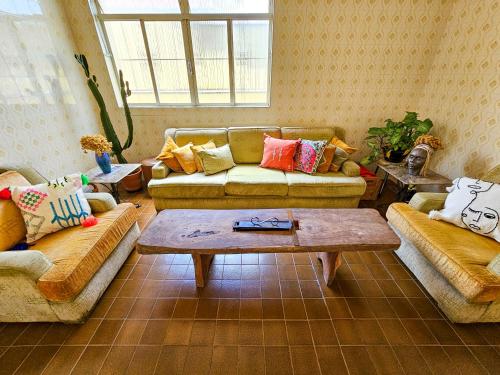 a living room with two couches and a coffee table at Atalho Guest House in Cunha