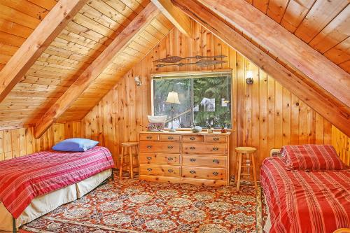 ein Schlafzimmer mit 2 Betten und einem Waschbecken in einer Hütte in der Unterkunft Marie's Cabin in Leavenworth
