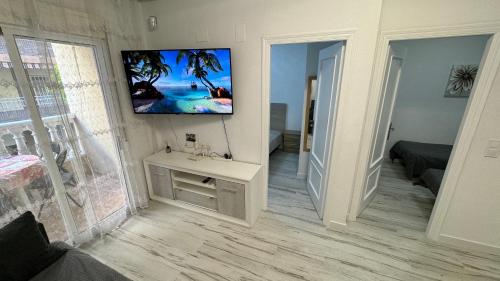 ein Wohnzimmer mit einem Flachbildfernseher an der Wand in der Unterkunft Playa del Cura apartment with 2 bedrooms in Torrevieja