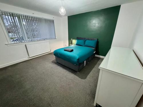 Giường trong phòng chung tại FERRY HOUSE - INVOICE and REDUCED PRICE only via SUNRISE SHORT LETS DUNDEE, 4 Bed House, Great for Contractors, Fully Equipped, Private Parking, Easy Ring Road Access - ASK SUNRISE SHORT LETS - and ONLY 5 Mins to STANNERGATE Ports