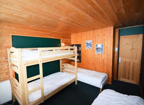 2 lits superposés dans une cabine aux murs en bois dans l'établissement Résidence Aime 2000 - 4 Pièces 8/10 pers - AIME 200 - PLAGNE AIME 2000, skis aux pieds MAE-1524, à La Plagne Tarentaise